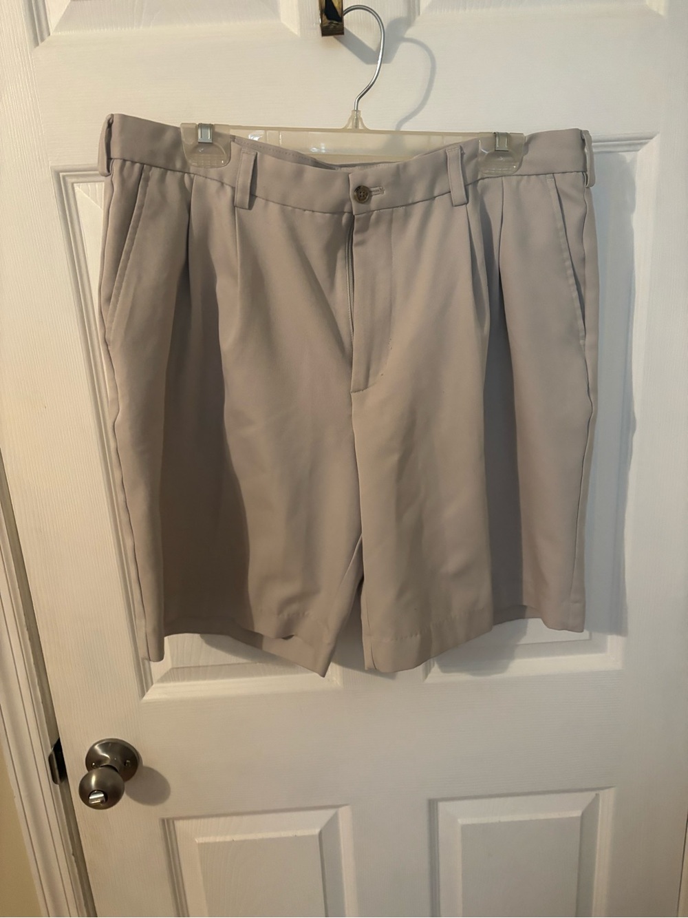 Izod Men's pleated front Shorts in Beige